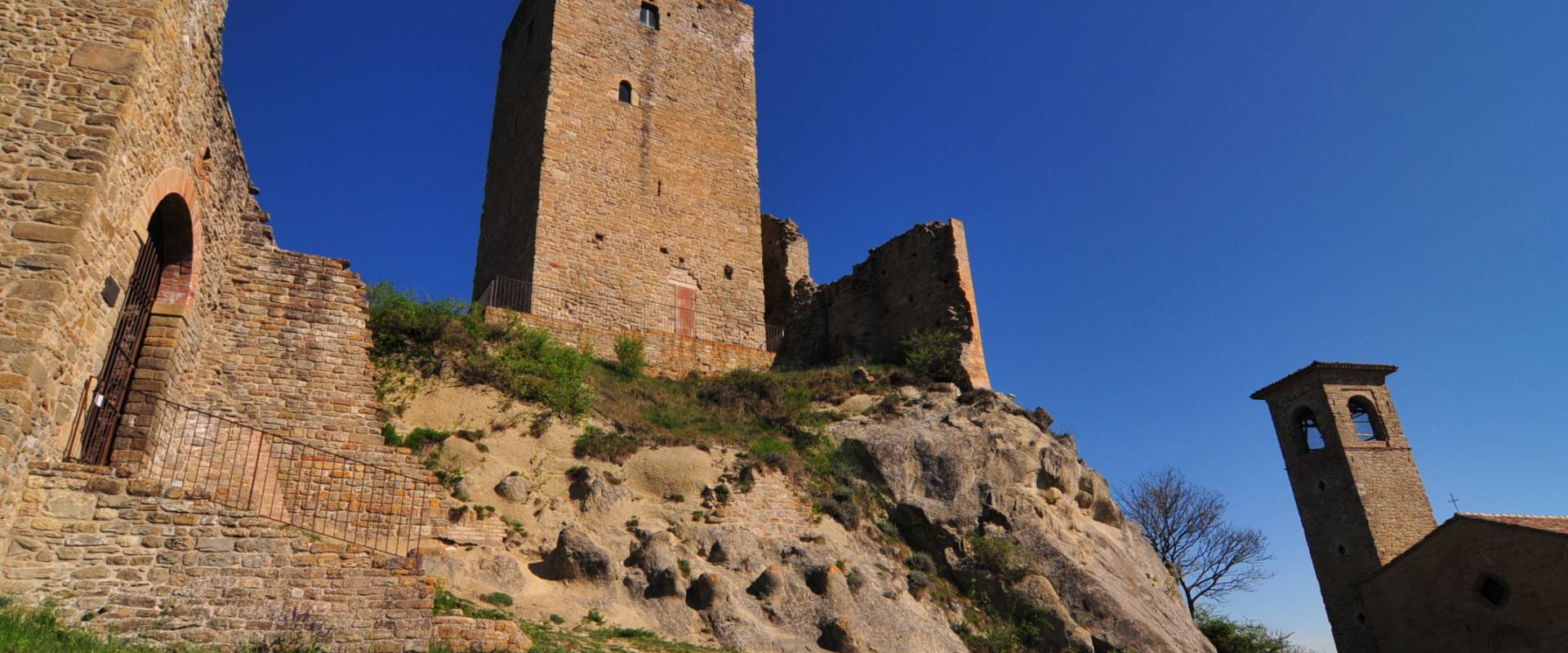 Castello medioevale di Carpineti photo by Lugarex